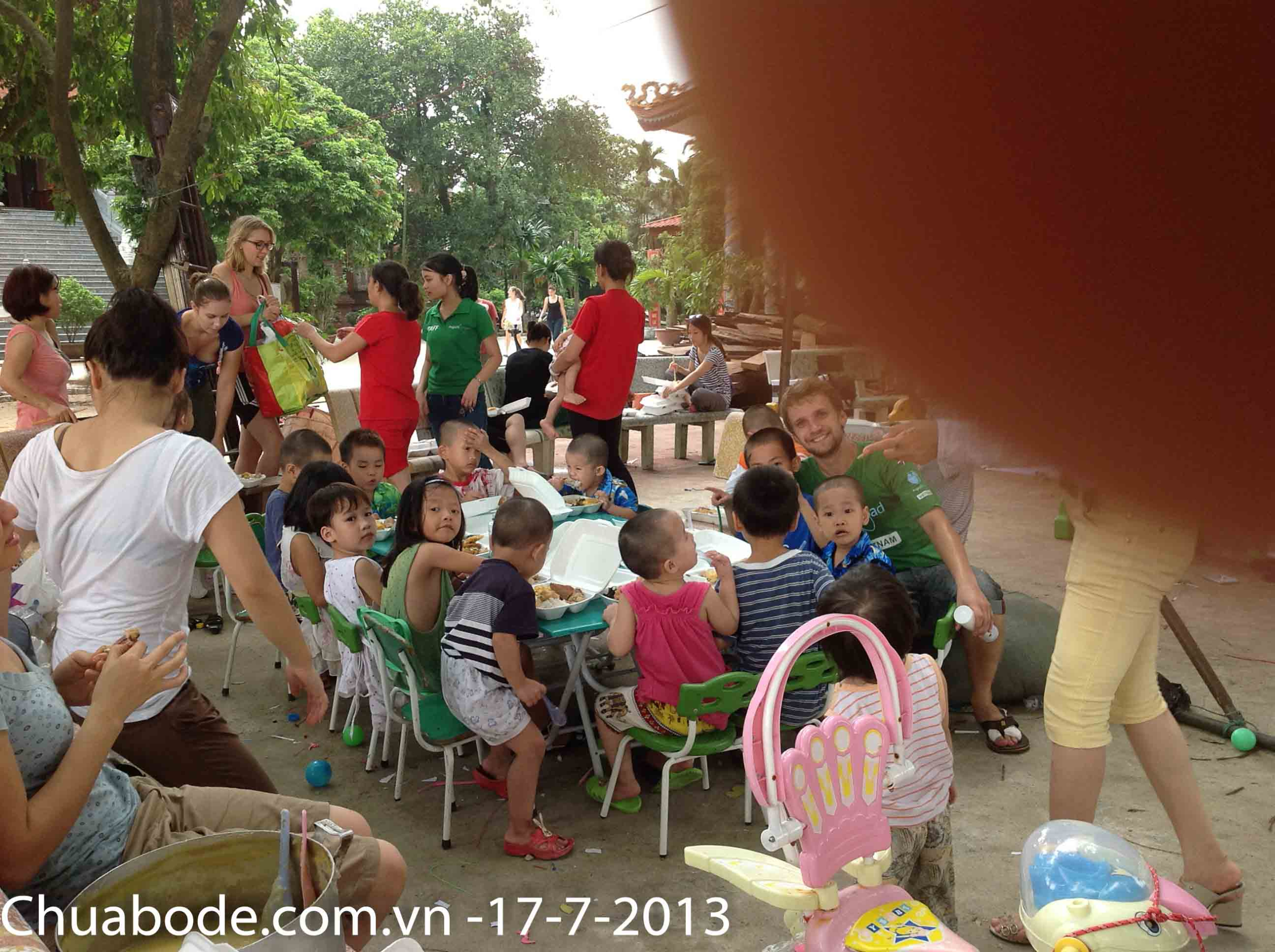 Trẻ em chùa Bồ Đề