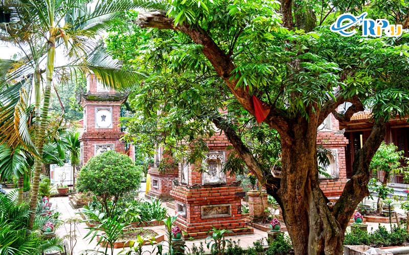 4 tấm bia đá có niên đại: Hoằng Định thứ 15 (1614), Minh Mệnh thứ 19 (1838), Thành Thái thứ 17 (1905), Khải Định thứ 5 (1920)