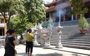 Các phật tử tới chùa Bồ Đề làm lễ